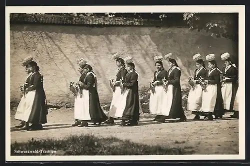 AK Frauen in Schwarzwald-Trachten