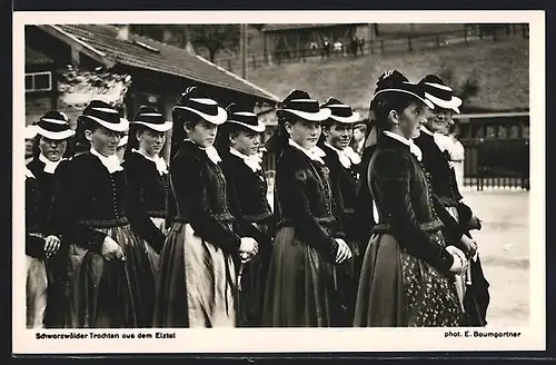 AK Junge Frauen in Schwarzwälder Tracht aus dem Elztal mit Schirm