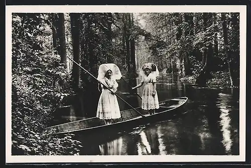 AK zwei Spreewälderinnen in Tracht in einem Boot