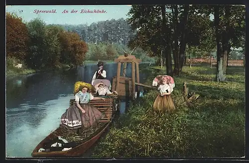 AK Spreewald, Am Gasthaus Eiche, Frauen in Tracht im Boot