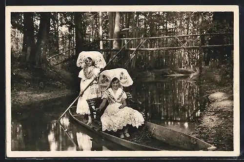AK Zwei Frauen in Spreewälder Tracht im Boot