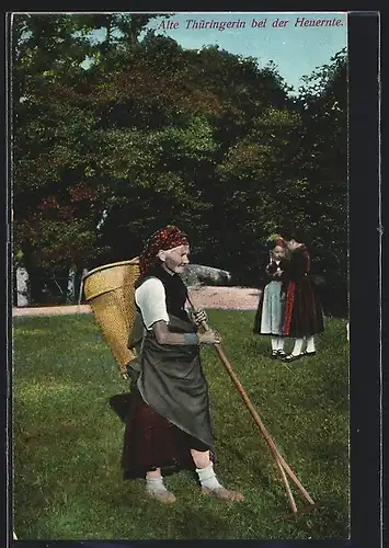 AK Alte Thüringerin in Tracht bei der Heuernte