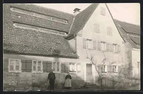 Foto-AK Absberg, Gehöft mit Bauernpaar