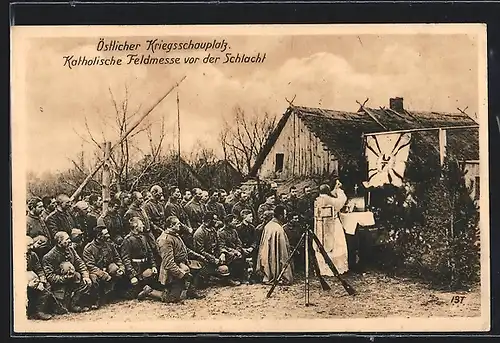 AK Deutsche Soldaten in Uniform bei der katholischen Feldmesse vor der Schlacht