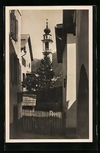 AK Samaden, Blick aus einer Gasse auf die Kirche