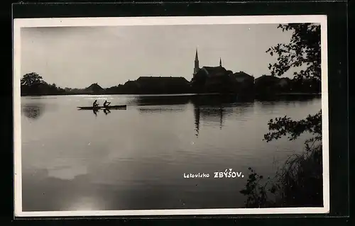 AK Letovisko Zbýsov, Wasserpartie im Sonnenschein und Kirchenansicht