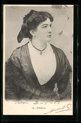 AK Junge Dame aus Arles in dunklem Kleid mit Halskette