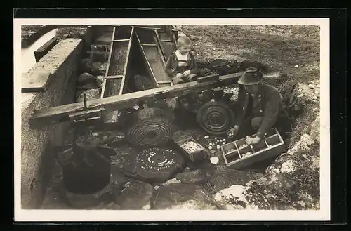 AK Berchtesgaden, Untersberger Marmorkugelmühlen in der Almbachklamm, Ausnehmen der Marmorkugeln