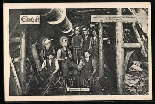 AK Eisleben, Aus dem Hermannschacht, 5. Tiefbausohle, Bergarbeiter beim Strecken-Einbau, Bergbau