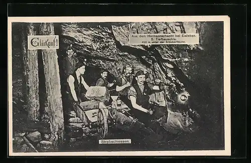 AK Eisleben, Aus dem Hermannschacht, 5. Tiefbausohle, Bergarbeiter beim Strebschiessen, Bergbau