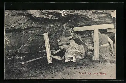 AK Arbeit vor dem Streb, Bergarbeiter mit Hacke, Kohlebau