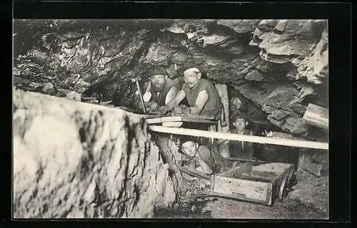 AK Bergleute in einer Mine, Streharbeit am Rücken