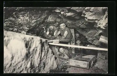 AK Bergleute in einer Mine, Streharbeit am Rücken
