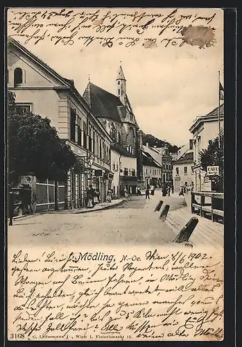 AK Mödling, Strassenpartie mit Cafes und Passanten