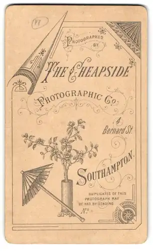 Fotografie The Cheapside Photo. Co., Southamtopn, 4 Bernard St., Blume in Vase nebst Bambusschirm