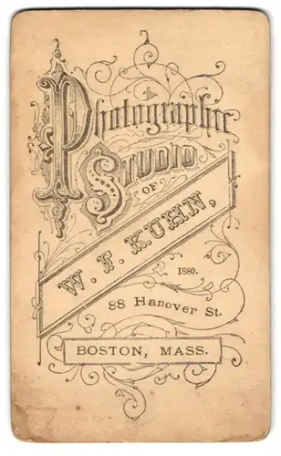Fotografie W. F. Kuhn, Boston / Mass., Hanover St. 88, Anschrift des Ateliers mit floraler Verzierung