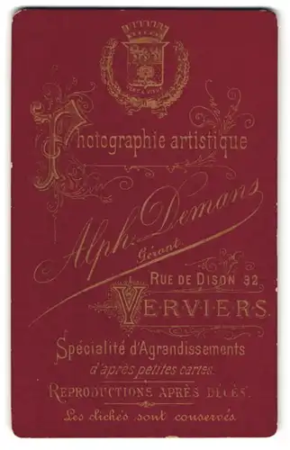 Fotografie Alph. Demans, Verviers, Riue de Dison 32, Wappen über der Anschrift des Ateliers