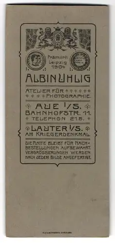 Fotografie Albin Uhlig, Aue i. Sa., Bahnhofstr. 11, königliches Wappen über Anschrift des Ateliers