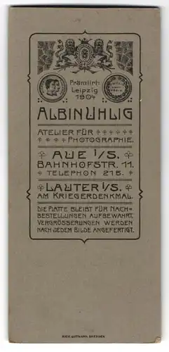 Fotografie Albin Uhlig, Aue i. Sa., Bahnhofstr. 11, königliches Wappen mit Monogramm des Fotografen