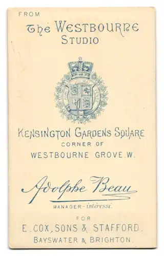 Fotografie Adolphe Beau, London, Kensington Gardens Square, junges englisches Mädchen auf Gründerzeitstuhl im Atelier