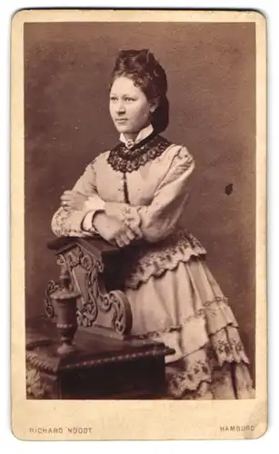 Fotografie Richard Noodt, Hamburg, junge Dame im gerafften Kleid mit toupierten Haaren