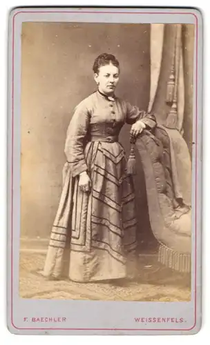 Fotografie F. Baechler, Weissenfels, junge Frau im gemusterten Kleid mit Ohrringen