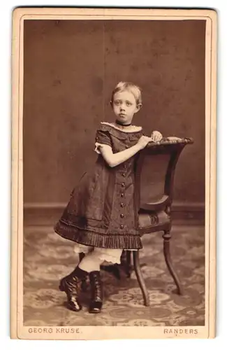 Fotografie Georg Kruse, Randers, junges Mädchen im Kleid lehnt am Stuhl