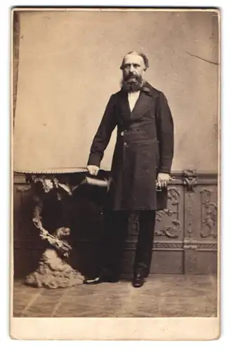 Fotografie C. T. Newcombe, London, älterer englischer Gentleman im Anzug mit Zylinder und Vollbart