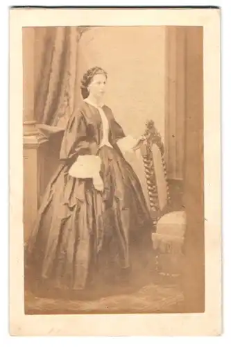 Fotografie W. Wallnau, Berlin, junge Frau im Reifrock Kleid mit lockigen Haaren