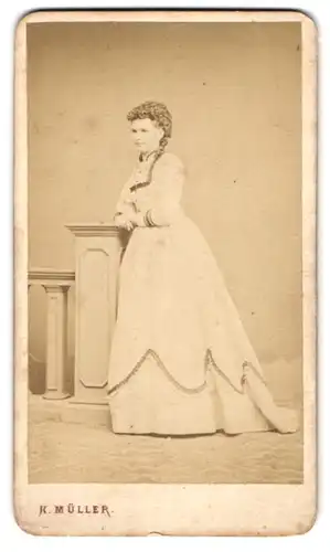 Fotografie K. Müller, Saaz, junge Frau im hellen Kleid mit Locken