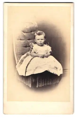 Fotografie Charles Hoole, Sheffield, niedliches kleines englisches Mädchen im hellen Kleid
