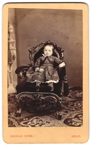 Fotografie Leopold Bude, Graz, kleines österreichisches Mädchen Mizi Malinski im Kleid sitzt im Sessel