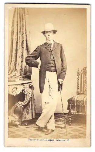 Fotografie J. Gaukler, Stuttgart, junger Mann im Anzug mit Stock und Hut