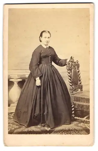 Fotografie C. Mohrenstein, Pforzheim, junge Frau im dunklen Kleid am gedrechstel Stuhl