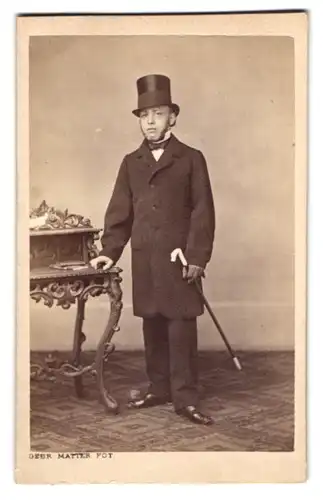 Fotografie Gebrüder Matter, Mannheim, junger Mann im Anzug mit Zylinder und Flanierstock, Schifferkrause