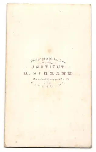 Fotografie B. Schramm, Carlsruhe, junger Mann im Anzug mit Fliege und Mustasch