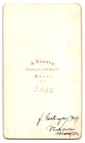 Fotografie A. Gasser, Hall, Portrait Herr Herlinger im Anzug mit Hut auf dem Stuhl, 1870