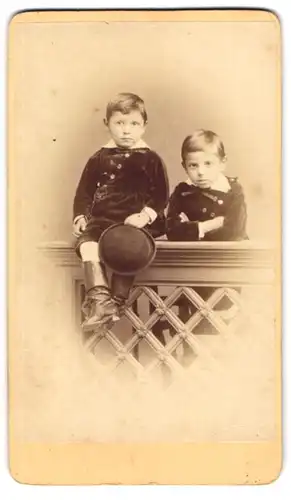 Fotografie H. Kopp, Baden-Baden, zwei niedliche kleine Knaben in Samtanzügen