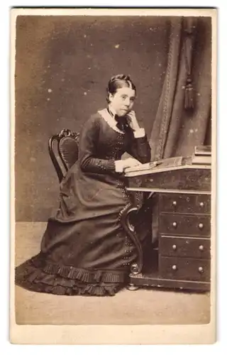 Fotografie Wood & Co., London, 190 Bromton rd., junge Engländerin im Kleid am Sekretär sitzend