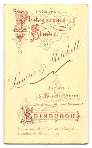 Fotografie Lawrie & Mitchell, Edinburgh, zwei schottische Herren in Anzügen mit Melone und Schirm