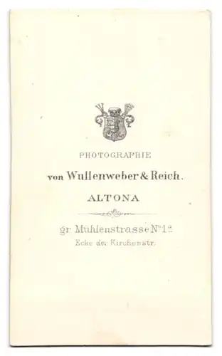 Fotografie Wullenweber & Reich, Altona, junger Hamburger im Anzug mit Krawattenanstecker