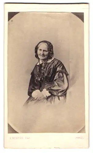 Fotografie C. Köster, Varel, ältere Dame im Kleid mit Haube