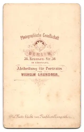 Fotografie Wilhelm Grundner, Berlin, junge Frau im seidenen Kleid mit Ohrringen