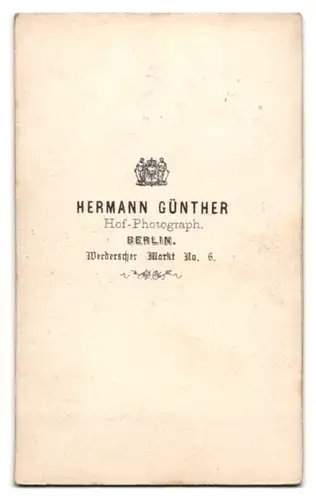 Fotografie Hermann Günther, Berlin, älterer Herr im Anzug mit Fliege