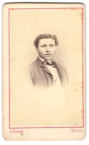 Fotografie A. Cherruet, Pforzheim, junger Mann im Anzug mit Fliege