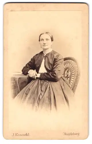 Fotografie J. Kosmehl, Magdeburg, junge Frau Elisabeth Rüsche im Kleid mit Bolero und Brosche