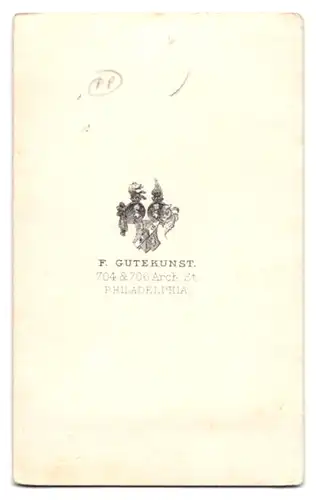 Fotografie F. Gutekunst, Philadelphia / PA, 704&706 Arch St., amerikanischer Herr im Anzug mit Shin Strap Bart