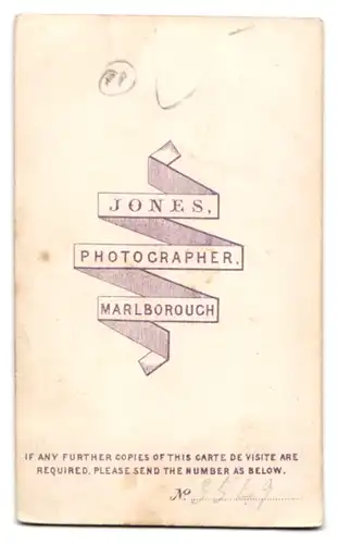 Fotografie Jones, Marlborough, englischer Herr im Anzug lehnt am Sekretär