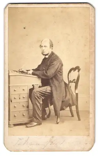 Fotografie H. Howle, Newport, High St., Herr im Anzug schreibt einen Brief am Sekretär