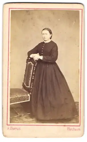 Fotografie A. Cherruet, Pforzheim, junge Frau im dunklen Kleid lehnt an einem Stuhl